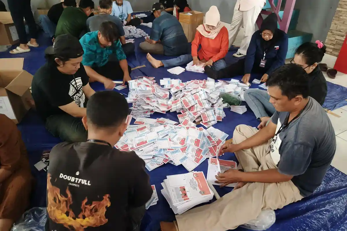 KPU Libatkan Ratusan Warga dalam Sortir Lipat Surat Suara untuk Pilkada 2024 di Ciamis