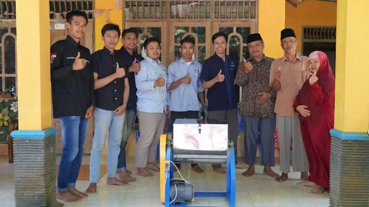 UMKM Ganing Dapat Bantuan Mesin Penyuir Ayam Karya Mahasiswa ITNY