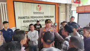 warga-Paya-Bakong-Kabupaten-Aceh-Utara-mendatangi-Kantor-Panwaslih.jpg
