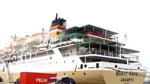 Kapal-Motor-Bukit-Raya-bersandar-di-Pelabuhan-Belawan.jpg