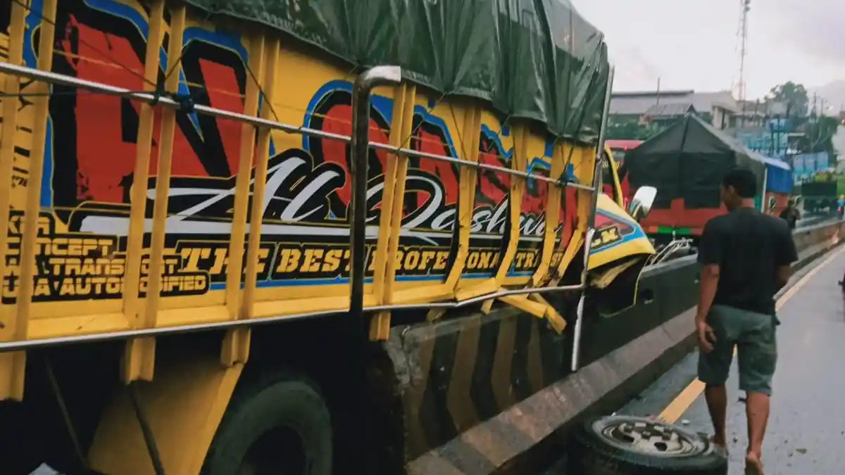 Kabin Truk Pakan Ternak Robek Tubruk Pulau Jalan Depan Cimory