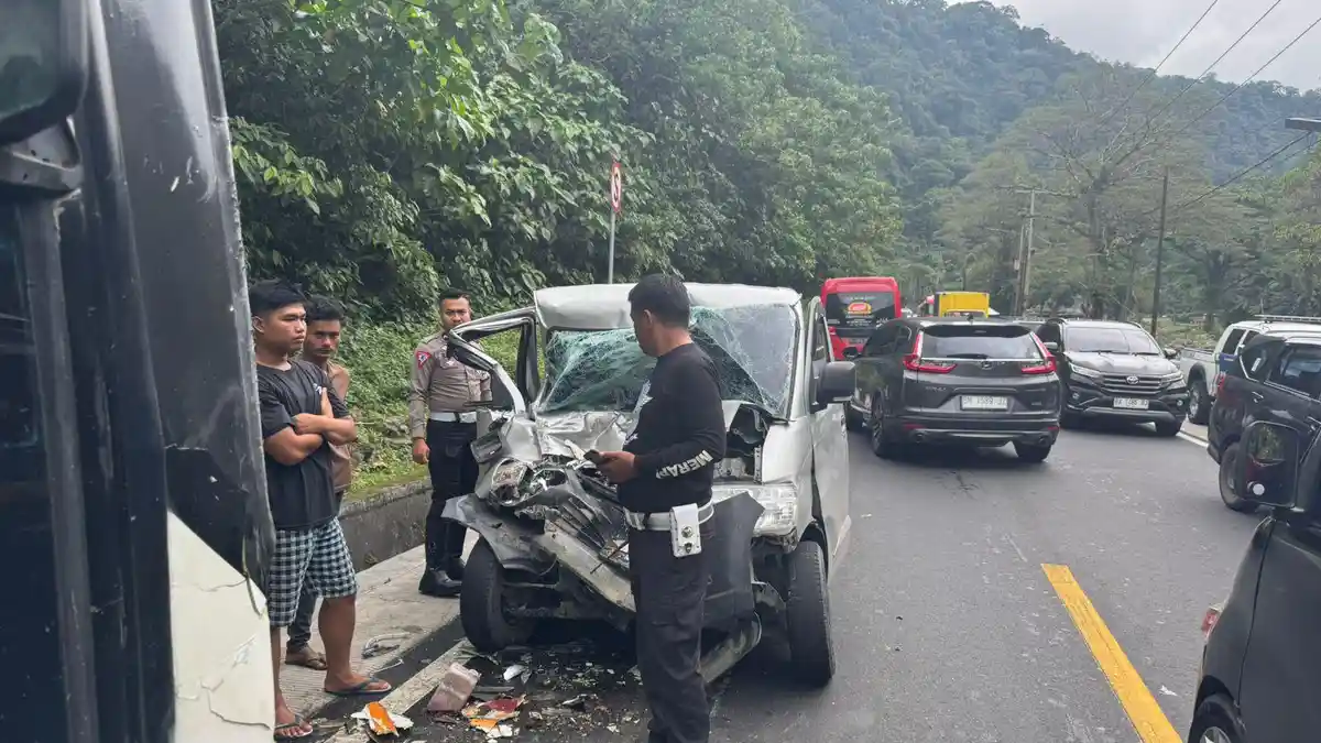 Mobil Pikap Tabrak Bus di Lembah Anai Sumbar, Diduga Sopir Mengantuk