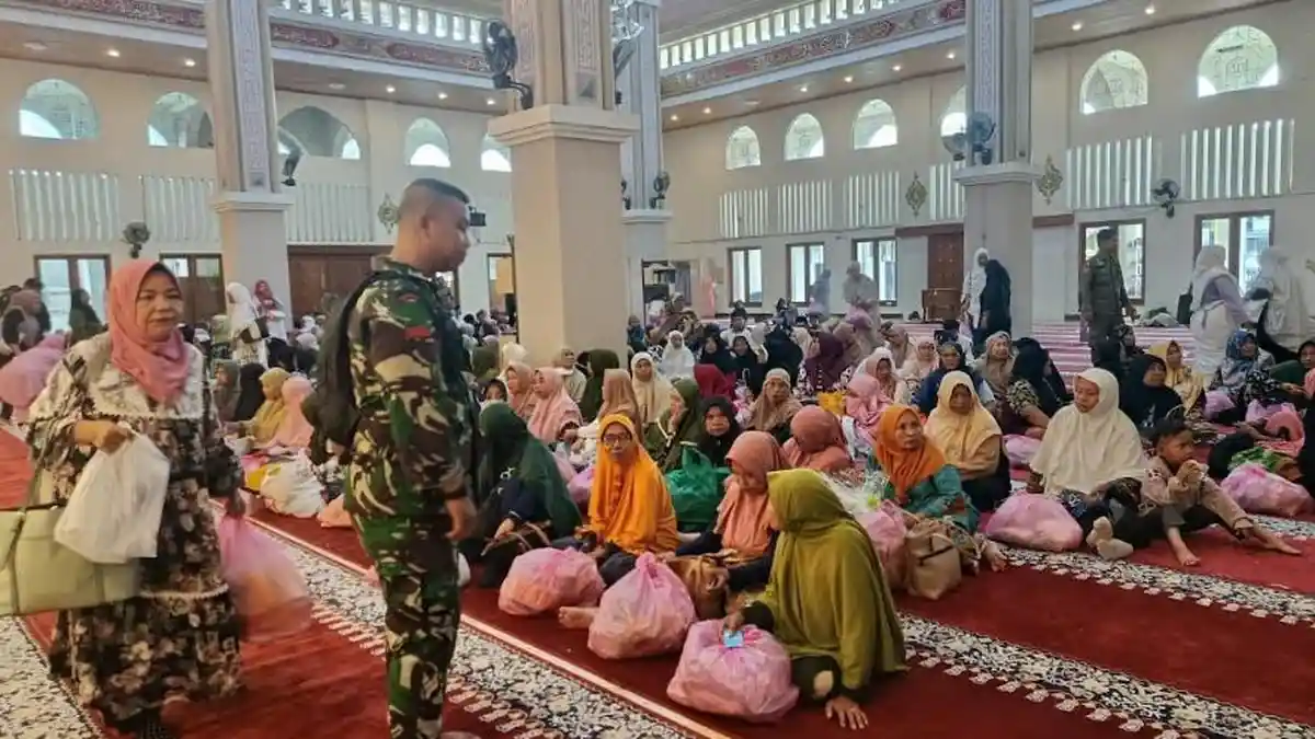 Ratusan Warga Antre Kue Walima di Masjid Agung Baiturrahim Gorontalo Saat Maulid Nabi