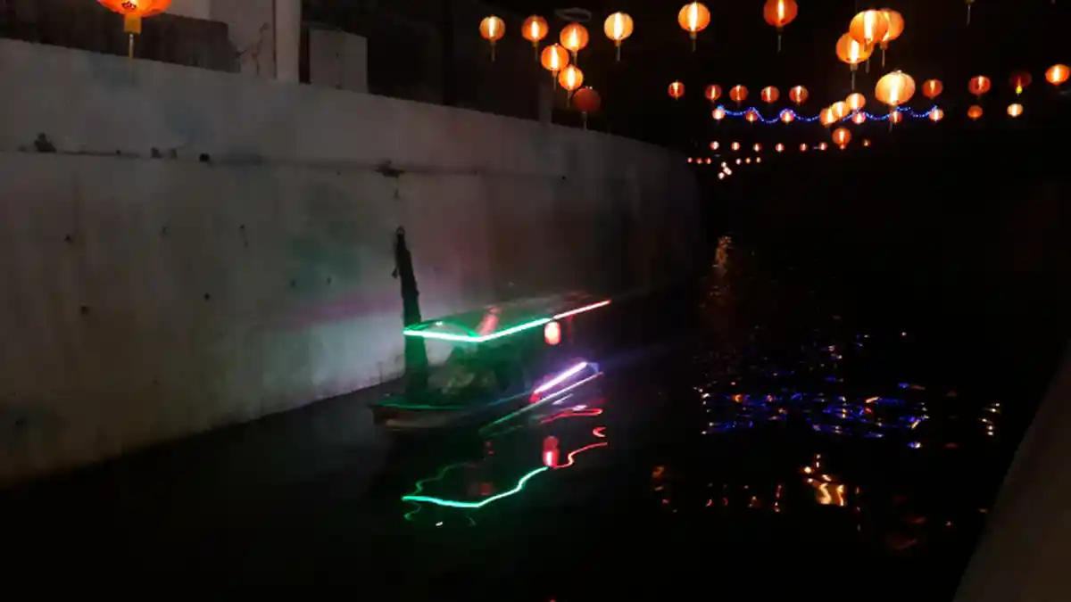 Menikmati Semarak Imlek Malam Hari di Kali Pepe, Perahu Nelayan Didatangkan dari Waduk Cengklik