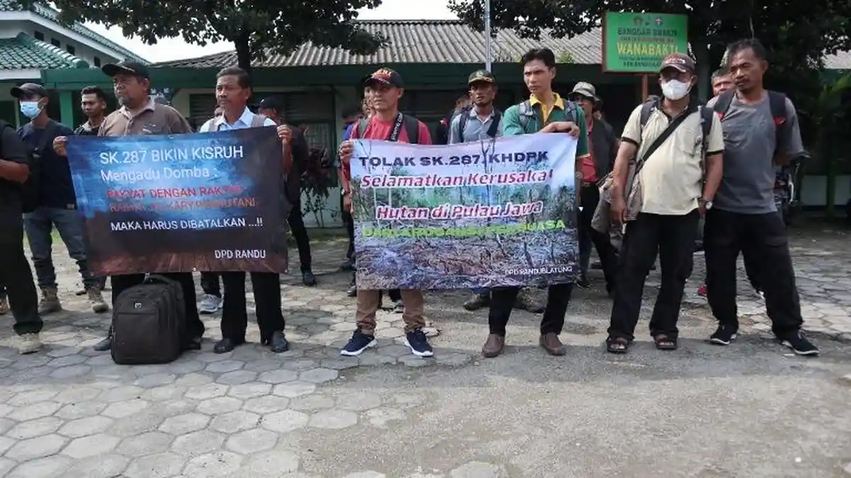 Tolak SK tentang KHDPK, Ratusan Karyawan Perhutani KPH Randublatung Geruduk Jakarta