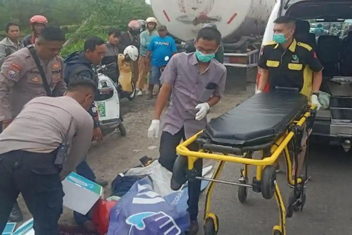 Motor Selip Akibat Batas Bahu Jalan Tidak Rata, Warga Gresik Langsung Diseruduk Truk