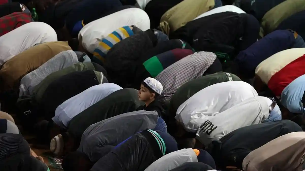 Doa Qunut Subuh Sendiri dan Hukumnya Menurut 4 Mazhab