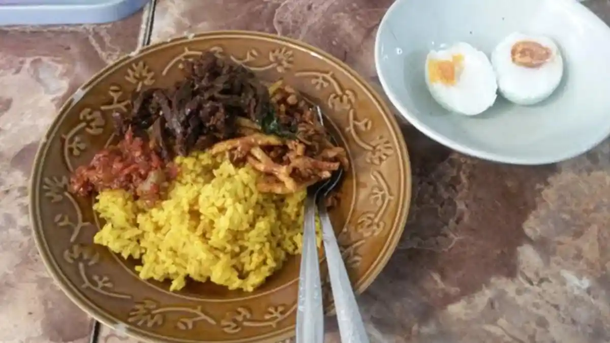 Puluhan Siswa SMA Keracunan Makan Nasi Kuning