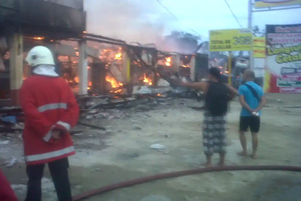 BREAKING NEWS: Jasad Korban Ditemukan di Antara Puing Ruko yang Terbakar