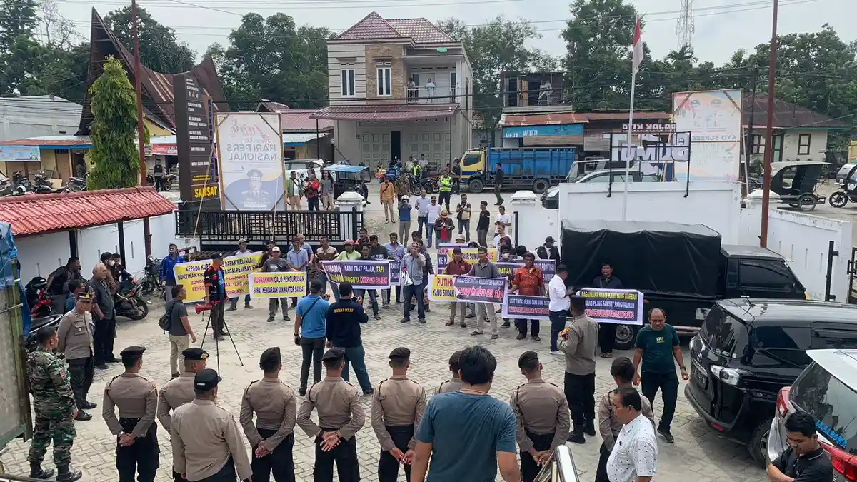 Demo Korban Penggelapan Pajak Bripka AS: Bapak Kapolres Bersama Kami, Jangan Takut Interfensi