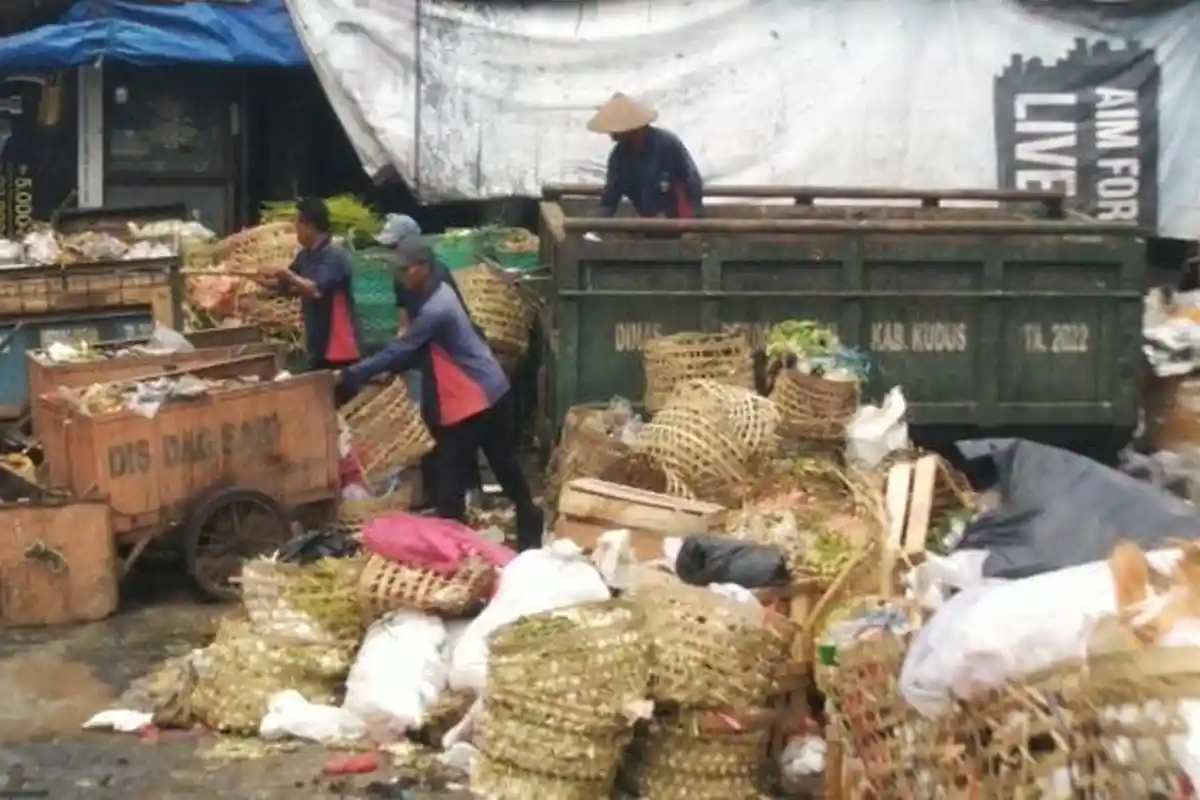 Bau Tak Sedap Sampah Ganggu Pedagang dan Pembeli Pasar Bitingan Kudus, Ini Temuan DPRD