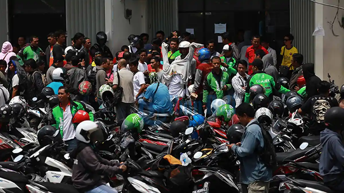 Diberhentikan Sepihak, 1.400 Driver Go-Jek Serbu Kantor Teuku Umar Barat