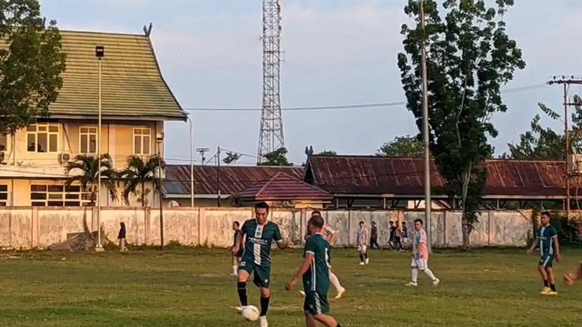 Fadhil Arief Pilih Bermain Sepak Bola di Alun-alun Batanghari pada Masa Kampanyenya