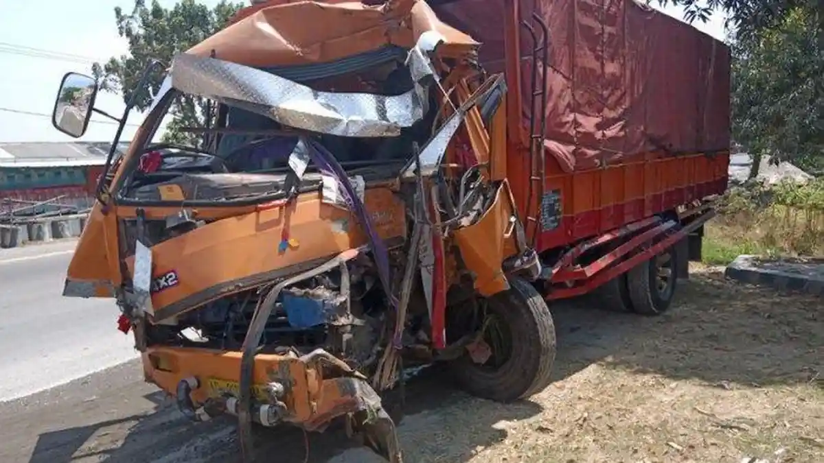 Truk Tronton Tabrak Warung di Indramayu, Seorang Satpam Meregang Nyawa