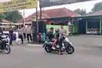 Polisi di Majalengka Bagikan Takjil dan Paket Makanan Kepada Pengendara