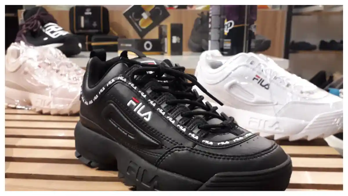 Sepatu Sneakers Serba Guna Sedang Tren di Kalangan Anak Muda