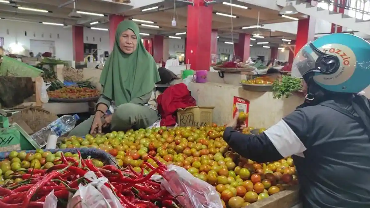 Harga Tomat dan Bawang Merah di Pasar Bersehati Manado Naik, ini Penyebabnya
