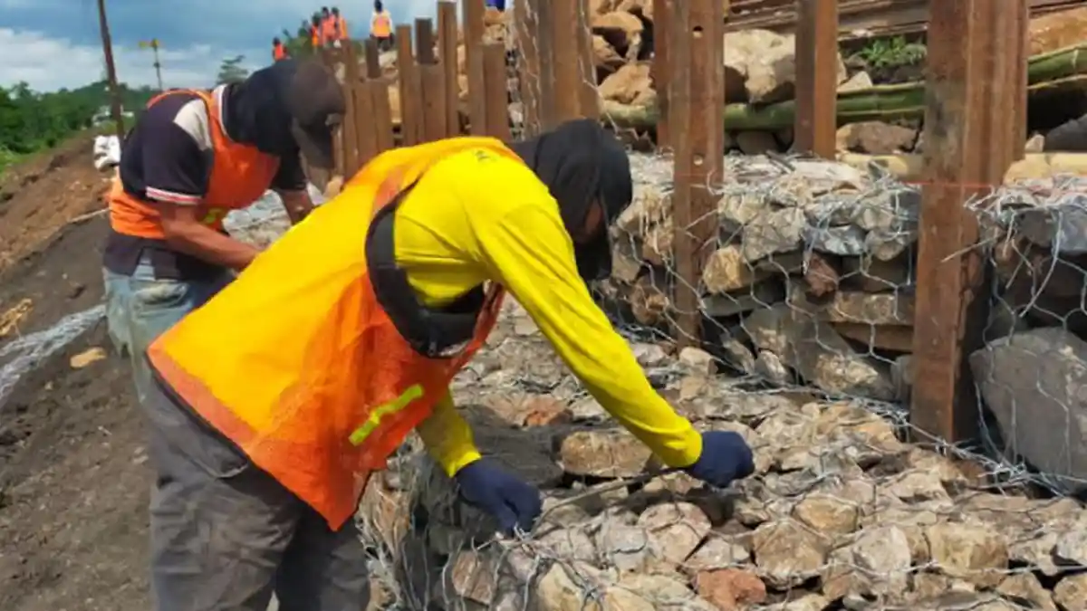 Memasuki Musim Penghujan, PT KAI Daop 9 Jember Perbaiki Jalur Kereta Api Titik Rawan Bencana Alam