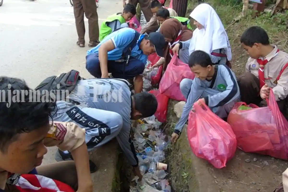 DLH Banjar, Relawan dan Pelajar Turut Serta Bersihkan Sampah Pasca Haul ke-14 Guru Sekumpul