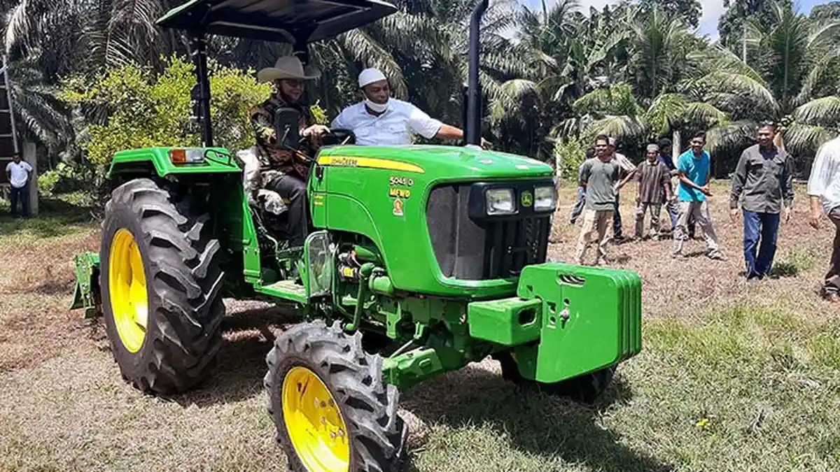 Saat Serahkan Traktor di Lhokseumawe, TA Khalid Ingatkan Warga Jangan Jual Bantuan Pemerintah