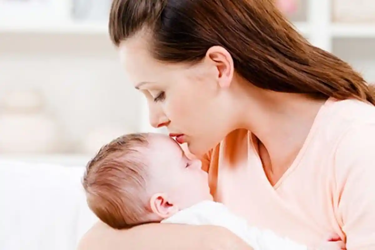 Sebaiknya Kurangi Menggendong Bayi Sebelum Tidur