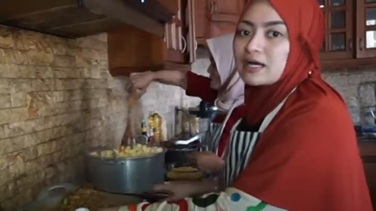 Dikabarkan Hamil, Nathalie Holscher Tunjukkan Tanda-tanda Punya Anak Kembar : Amin