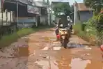 Viral-Jalan-Rusak-di-RT-15-Kenali-Besar-Kota-Jambi-Warga-Ngeluh-Sering-Kecelakaan-karena-Licin.jpg