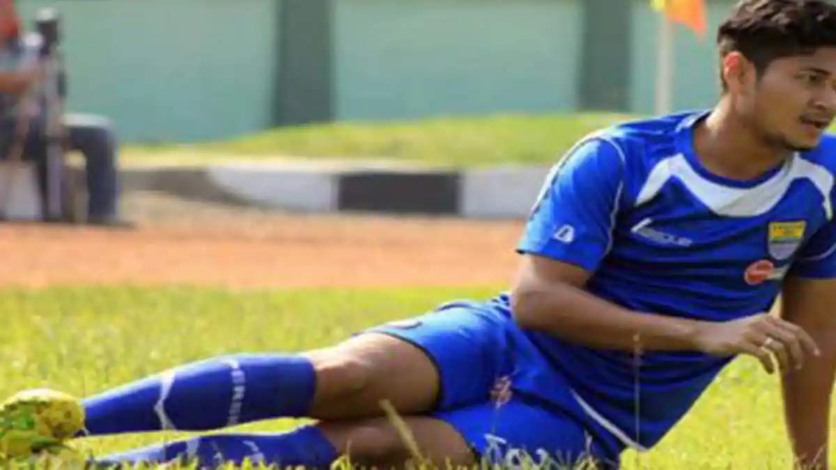 Hobi Baru Bek Persib Bandung: Rileks Jika Mendengar Kicauan Burung Kenari