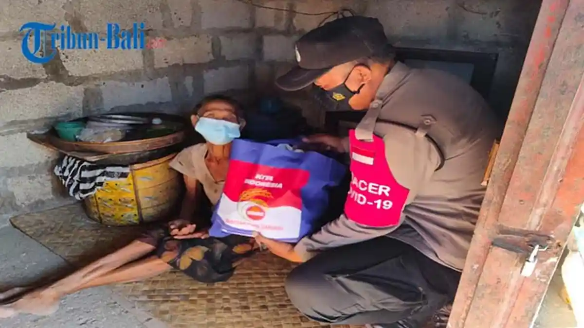 Polres Klungkung Bagikan Multivitamin dan Sembako kepada Warga Secara Door to Door 