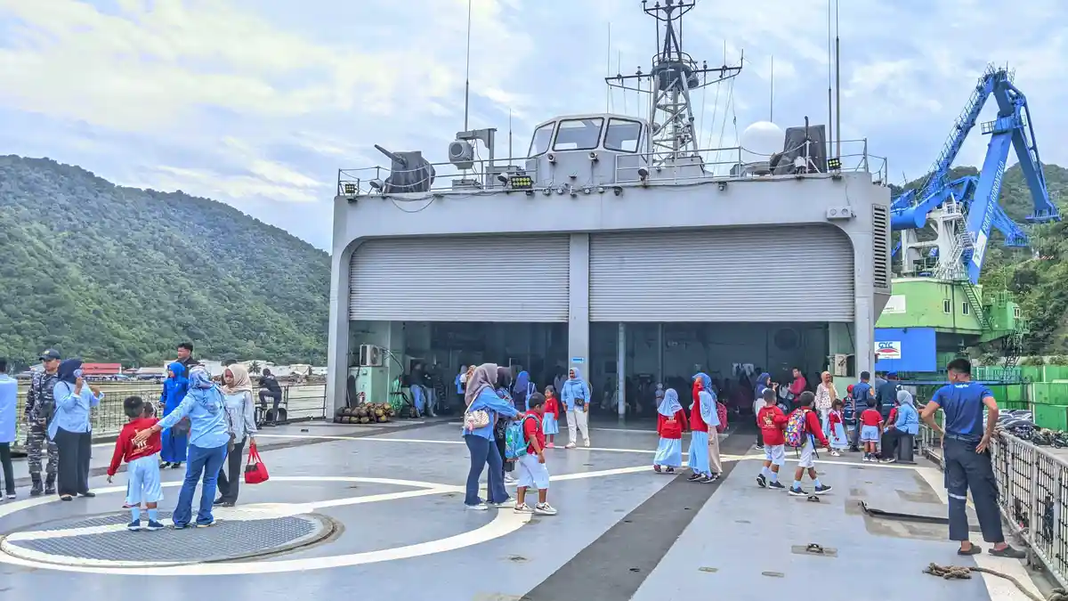 Ratusan Siswa Gorontalo Antusias Kunjungi Kapal Perang TNI AL KRI Teluk Banten-516