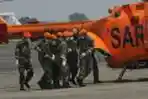 Tim SAR Bawa Kantong Jenazah Korban Sukhoi Tiba di Halim