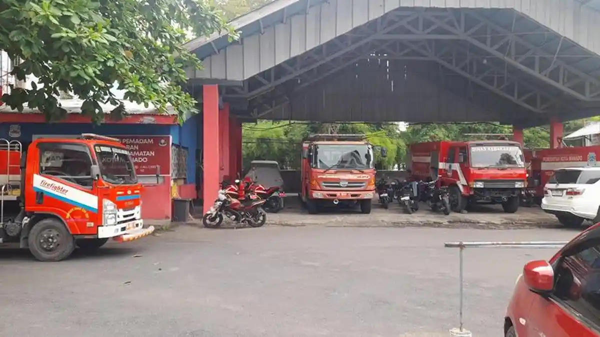 1001 Tugas Damkar Manado: Bukan Cuma Padamkan Api, Tapi Pahlawan Lepas Cincin dan Evakuasi Ular