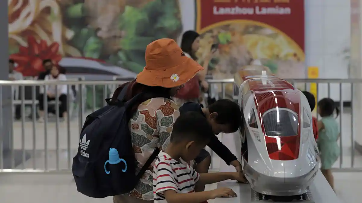 Barang yang Tak Boleh Dibawa Penumpang Kereta Cepat Whoosh, Penghapus Cat Kuku Dibatasi