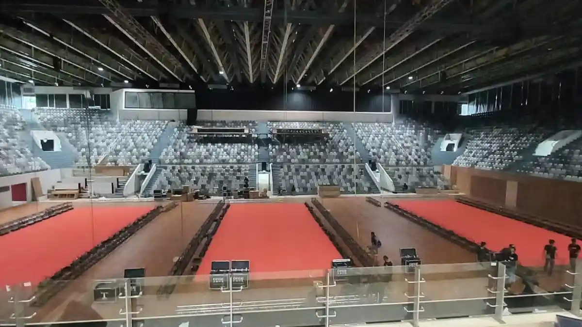 Penampakan Istora Senayan yang Mulai Bersolek Jelang Gelaran Indonesia Masters 2022 - para-pekerja-tengah-mempersiapkan-istora-senayan.jpg