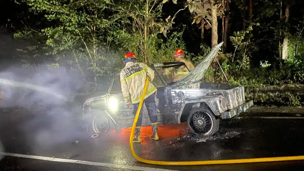 Viral! Mobil Volkswagen 181/182 Kurierwagen Terbakar di Tanjakan Bukit Bego