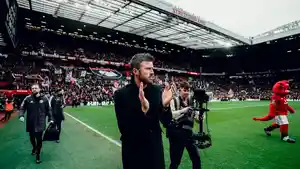 Pelatih-Manchester-United-Michael-Carrick-bertepuk-tangan-foto-dari-X.jpg