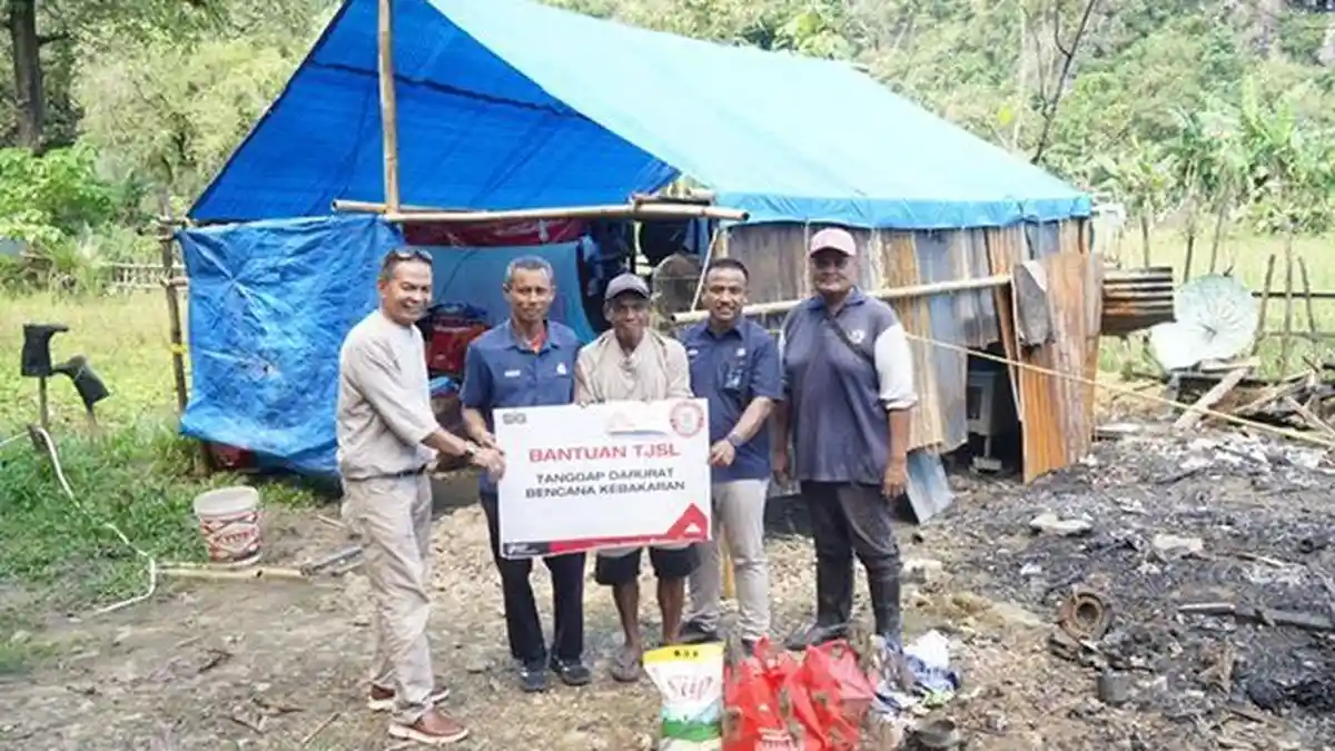 Sapri Terima Bantuan Semen Tonasa Usai Rumah Terbakar