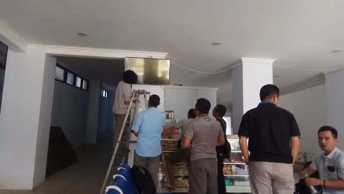 Petugas LKBN Antara Pasang Tiga Indoor Videotron di Kotamobagu