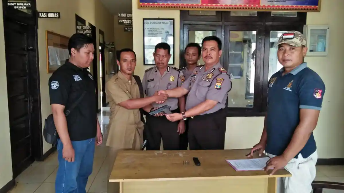 Kades Gunung Gijul Serahkan Senpi Ilegal ke Polsek Abung Tengah