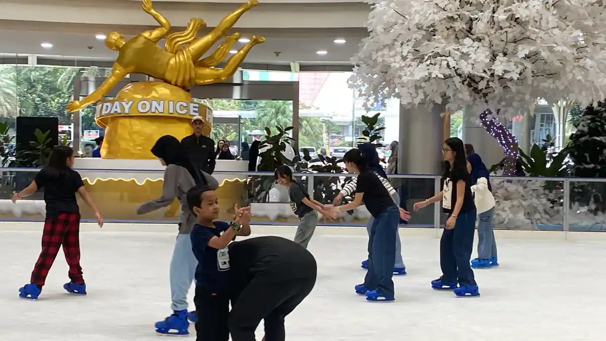 Ice Skating Kelas Dunia di Margocity Depok Bikin Warga Bojonggede Bogor Ketagihan