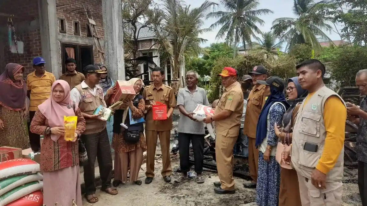 Korban Kebakaran di Kuta Baro, Aceh Besar Terima Bantuan Masa Panik