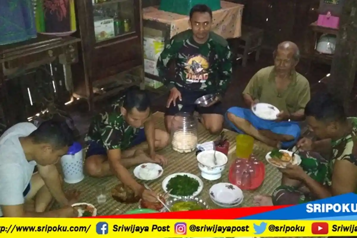 Dibalik Kegagahan Memanggul Senjata, Anggota TNI Ini Tak Segan Cuci Piring dan Bantu Warga