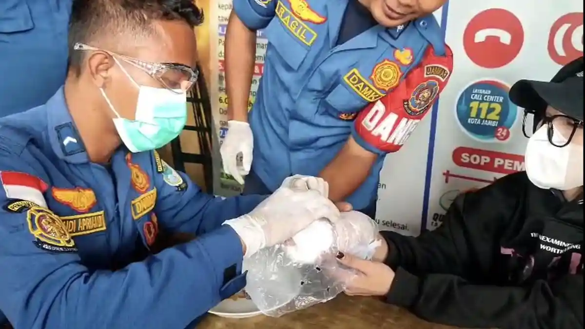 Butuh Waktu 5 Menit, Damkartan Kota Jambi Lepas Cincin Titanium dari Jari Anjani