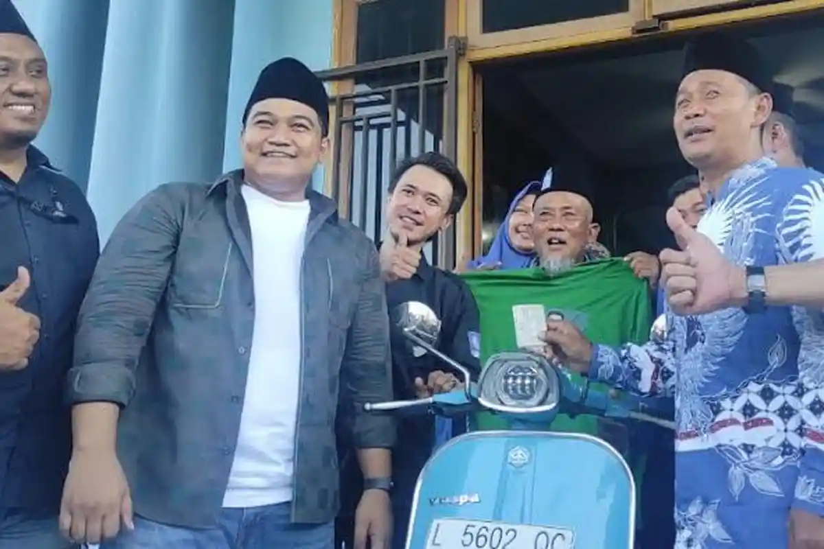 Simbol Penyatuan Semua Generasi, Calon Bupati Gresik Dari Pengurus PKB Hadiahkan Vespa ke PAN