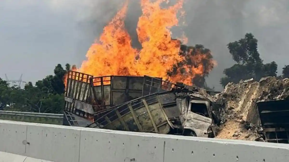Truk Pengangkut Bahan Kimia Terbakar Setelah Tabrak Truk Pasir di Pemalang, 3 Orang Tewas