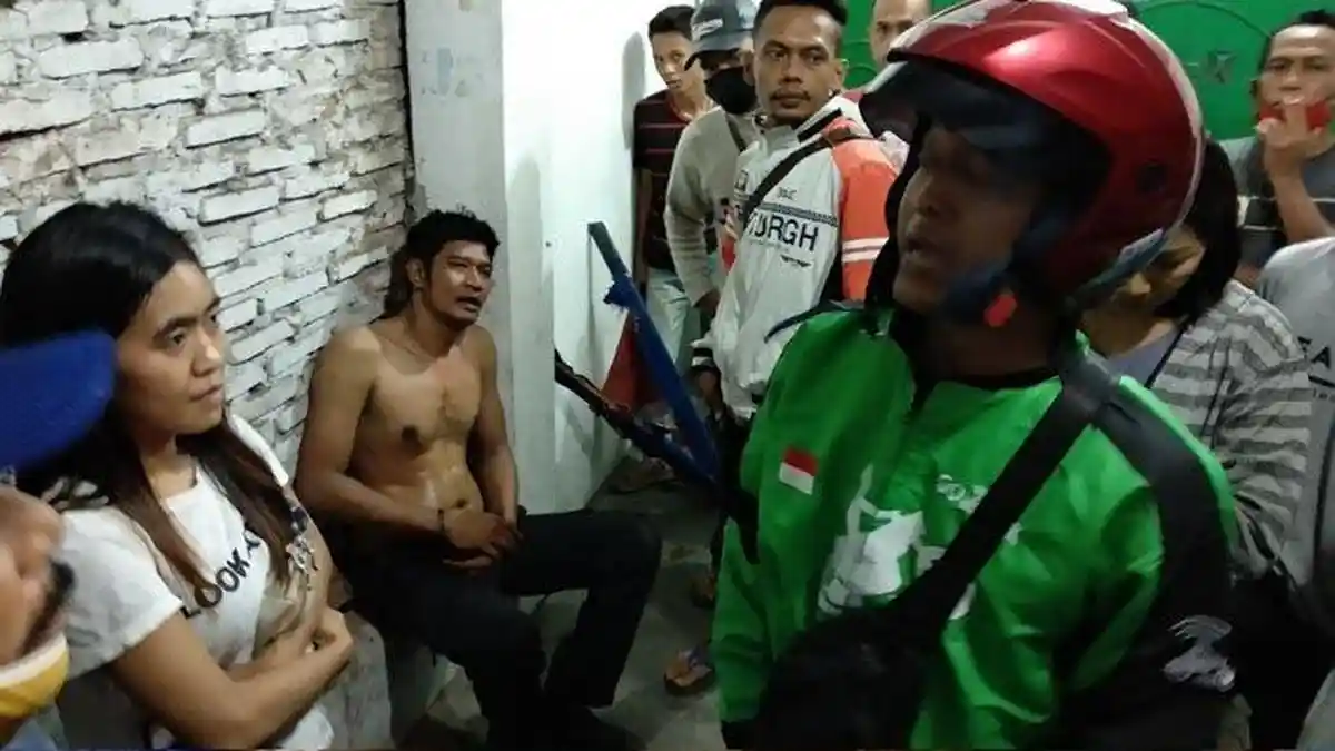 Ngaku Anggota Brimob, Rasyid Tak Berdaya Dihajar Warga Setelah Dituduh Bakar Warung