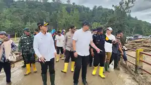TINJAU-BANJIR-Gubernur-Sumut-Bobby-Nasution.jpg