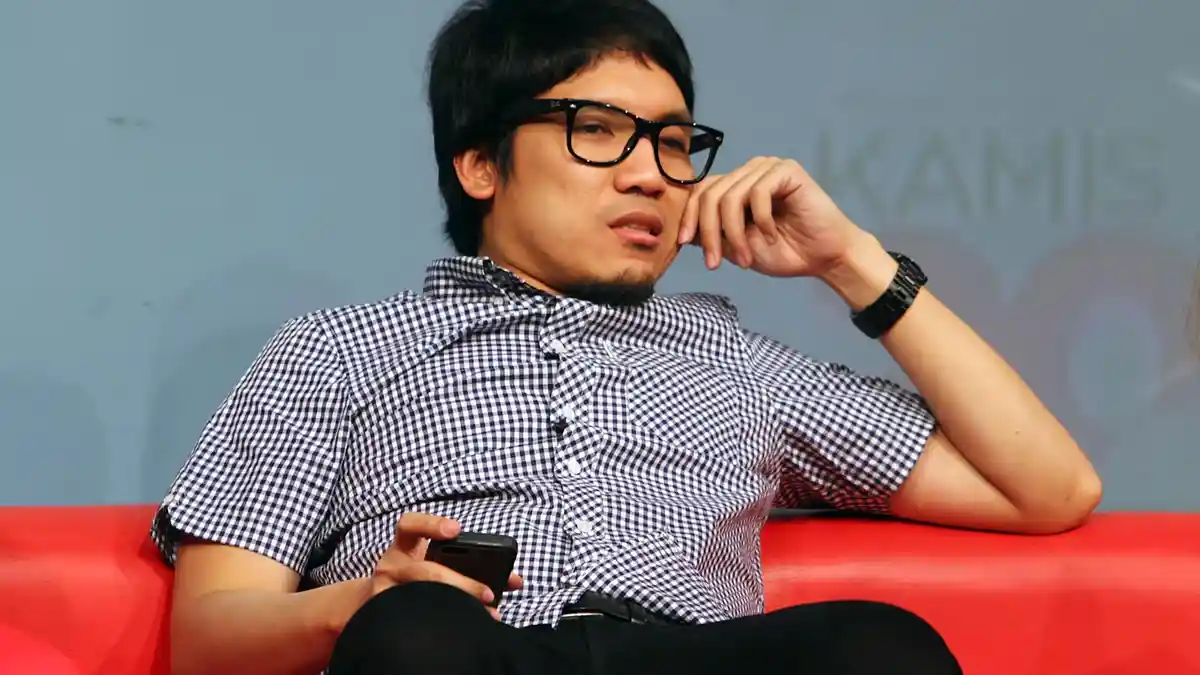 Desta dan Istrinya Kompak Soal Wajah Anak Ketiga