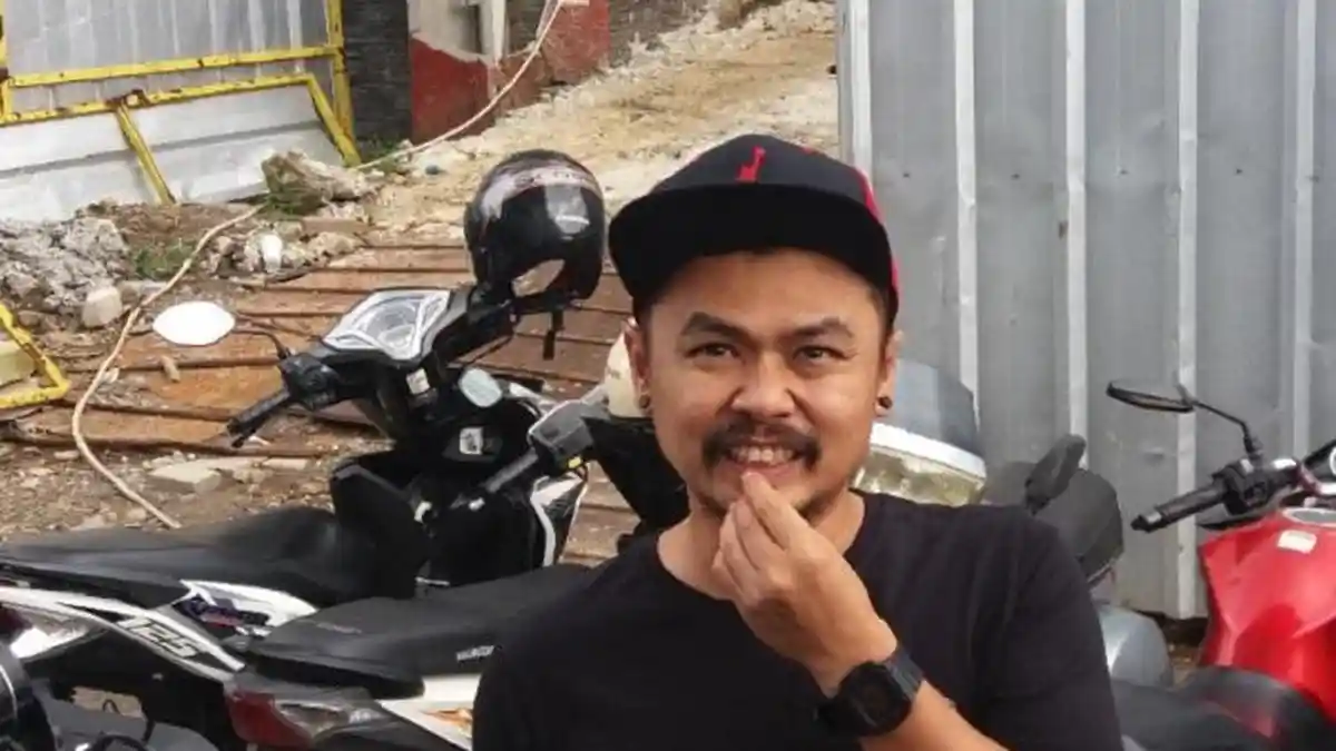 Wendi Cagur Lagi Keranjingan Menggambar di Kaleng