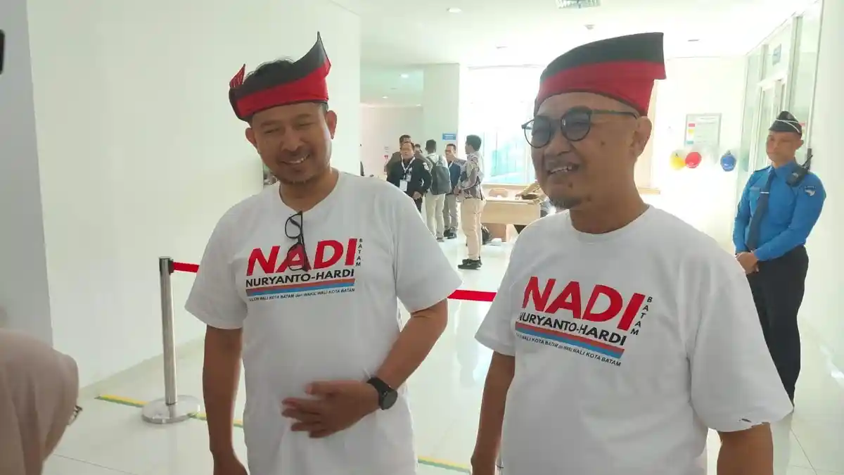 Kenakan Tanjak dan Kaos Oblong, Paslon Nadi Jalani Tes Kesehatan di RSBP Batam